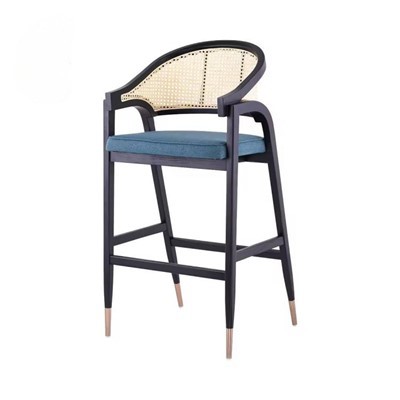 Must täistuhapuidust rotangist seljaga polsterdatud baaritool