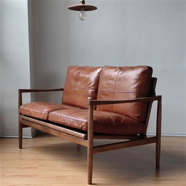 Restoran Pruun puitkarkassiga diivan nahkpatjadega